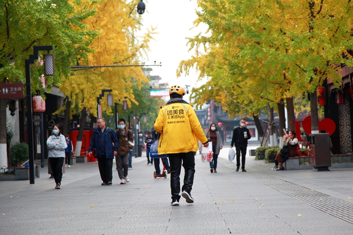 A food delivery courier walks through the Nanjing Confucius Temple Scenic Area on Sunday. Photo: VCG