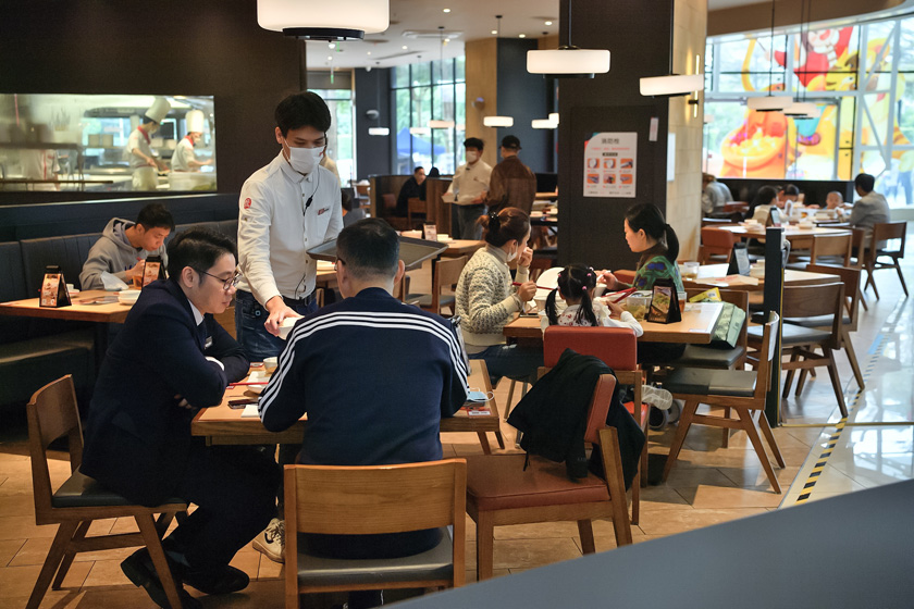 Diners wait their food at the restaurant area in a shopping mall in Tianhe district on Thursday. Photo: VCG