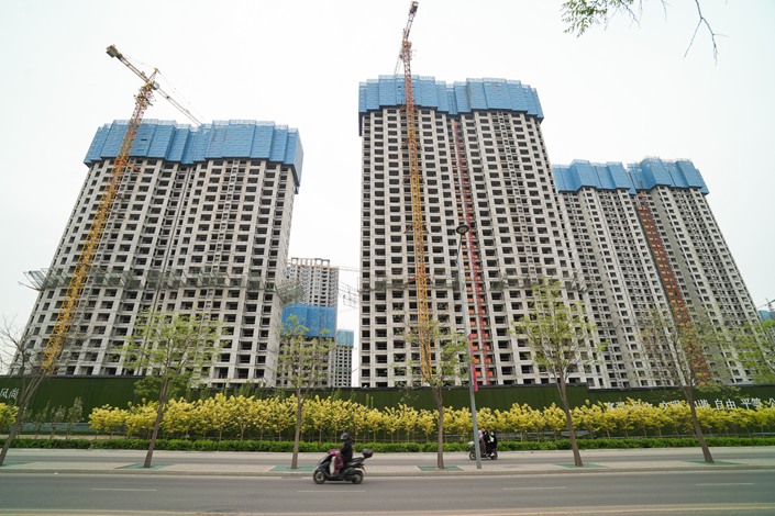 Cyclists ride past a residential development under construction on April 15 in Taiyuan, North China’s Shanxi province. Photo: VCG