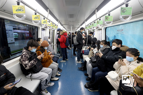 2022年12月5日，早高峰时段的北京地铁九号线。自12月5日首班车起，北京公交、地铁运营企业在核验健康信息时，不得拒绝无48小时核酸阴性证明的乘客乘车。图：中新社记者 张宇