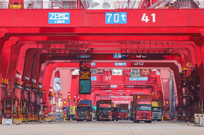 Oct. 5, Qingdao Port, Qianwan Container Terminal, a quayside bridge hoists containers. Photo: VCG