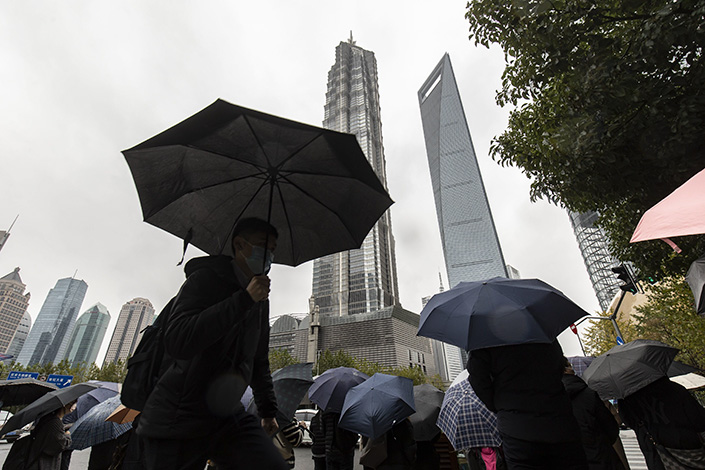 China’s sovereign-debt sell-off drove retail investors to redeem mutual funds and wealth-management products, resulting in sales of corporate bonds. Photo: Bloomberg
