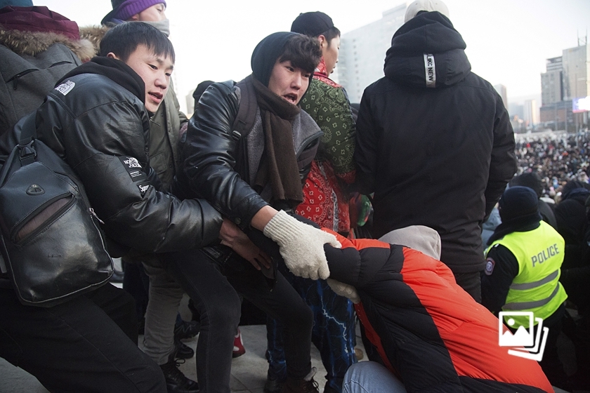 蒙古国连续三天爆发民众抗议 示威者试图冲击政府大厦“国家宫”