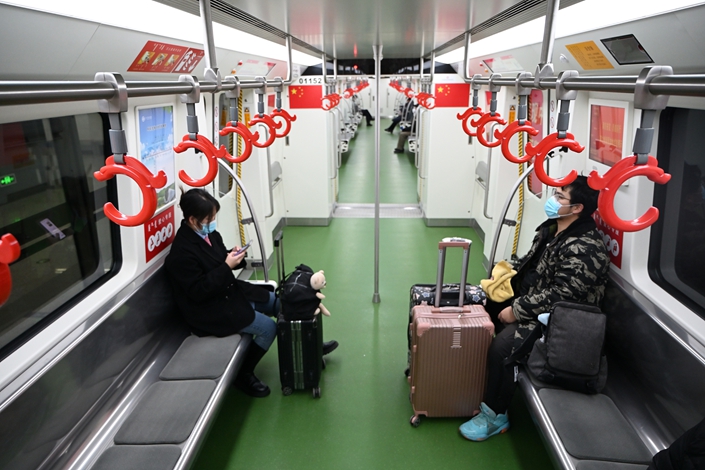 On Dec. 1, Hohhot, Inner Mongolia autonomous region, citizens rode the subway. Photo: VCG