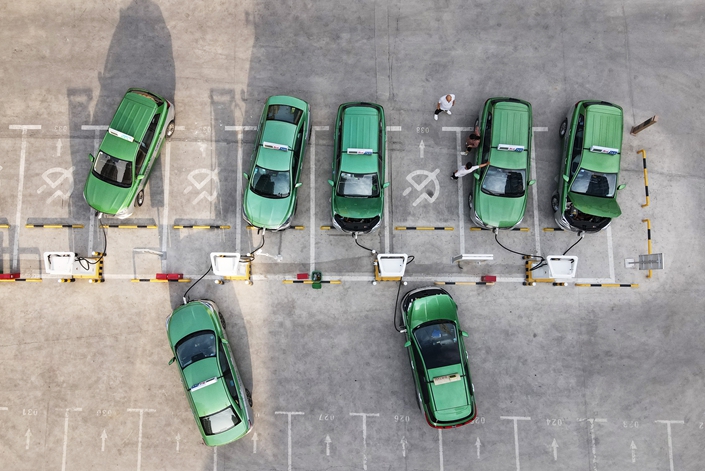 On Aug. 14, in Zhengzhou, taxis stop to recharge at a new energy vehicle charging station. Photo: VCG