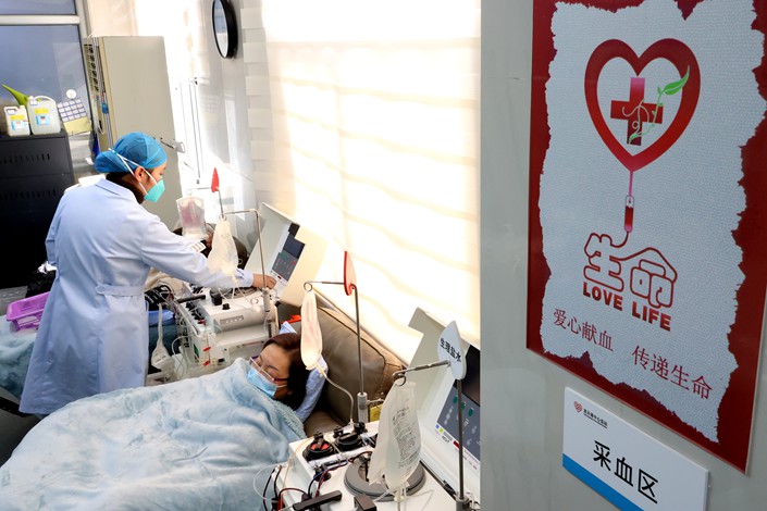 Volunteers donate blood on Dec. 2 at the Central Blood Station in Lianyungang, East China’s Jiangsu province. Photo: VCG