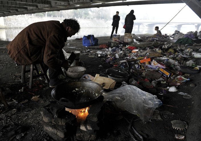 A homeless man living under a bridge in Hefei, Anhui province, on March 22, 2012. Photo: VCG　