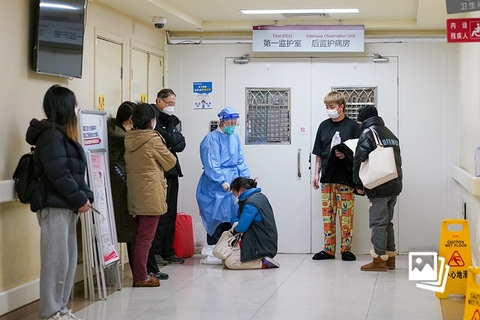 2022年12月21日，北京市朝阳医院急诊第一监护室门外，一位正在接受治疗的患者的家属突然跪地请求医护人员务必尽力抢救。据报道，朝阳医院急诊内科连日来日均接诊病人近400人，为平日数量的4倍，其中多为存在基础病的老年人叠加新冠病毒感染，病情较重。朝阳医院急诊室病床已从16张扩充至高峰时的70张，医院也已将部分专科病房进行转换，收治极危重症患者。图：财新 丁刚