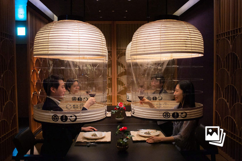 当地时间2022年2月28日，日本东京，日本东京一家酒店的工作人员展示在“灯笼”里用餐，为防止新冠疫情蔓延，日本东京一家酒店的餐厅设置了可容纳一人的“灯笼”，方便顾客摘下口罩用餐。图：Philip Fong/视觉中国