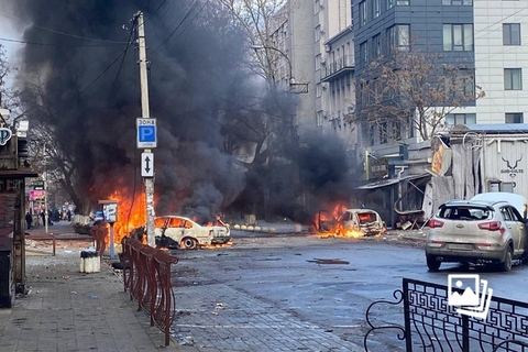 当地时间2022年12月24日，赫尔松地区，市中心遭到俄罗斯火箭弹袭击，汽车燃烧，浓烟滚滚。英国广播公司（BBC）报道称，在俄罗斯对赫尔松市发起空袭后，乌克兰总统泽连斯基平安夜当天（24日）发表全国讲话，敦促乌克兰人坚决抵御袭击。BBC称，据乌克兰官员透露，俄军24日早些时候对赫尔松市发动空袭，造成至少10人死亡68人受伤；报道还说，俄罗斯发动的导弹和无人机袭击目前已经使数百万乌克兰人失去电力、暖气和自来水。图：视觉中国