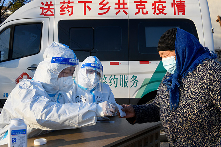 pictureA mobile medical team distributes free antipyretic drugs to residents of a village in Zaozhuang, East China’s Shandong province, on Thursday. Photo: VCG