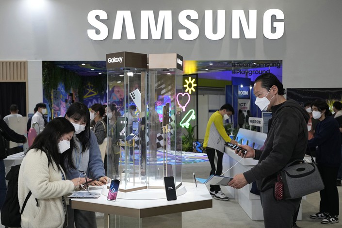 Samsung Electronics Galaxy smartphones on display at the 2022 World IT show at the Convention and Exhibition center in Seoul on April 20. Photo: VCG
