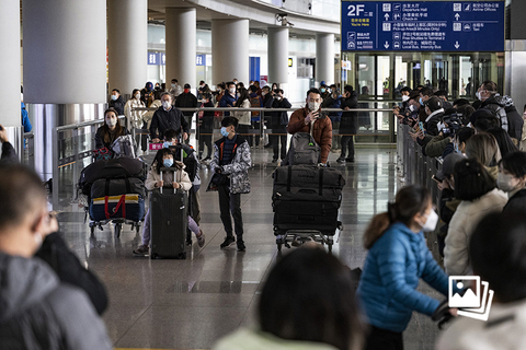 2023年1月8日，北京，从香港飞来的CX334航班等境外航班陆续抵达首都国际机场T3航站楼，旅客走出抵达出口。中国自1月8日起对新冠病毒感染实施“乙类乙管”，依据国境卫生检疫法，不再对入境人员和货物等采取检疫传染病管理措施。图：中新社记者 侯宇