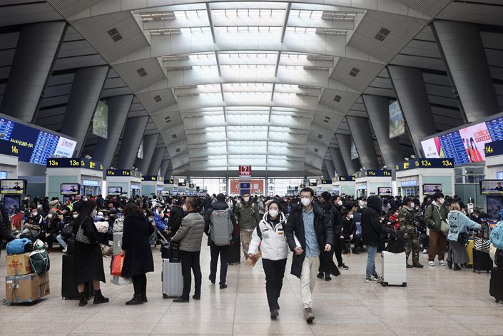 On Jan. 7, Beijing, passengers crowd the waiting area of Beijing South Railway Station. Photo: VCG