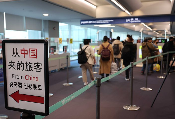 On Jan. 6, at Incheon International Airport in South Korea. Seoul has strengthened epidemic prevention for passengers from China, and the airport set up a special channel for passengers arriving from China. Photo: VCG