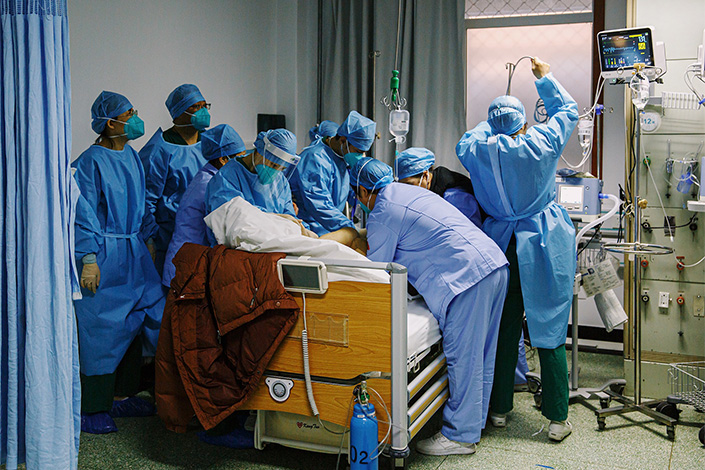 Medical workers try to rescue a severe patient at Beijing's Chuiyangliu hospital on Dec.29. Photo: VCG