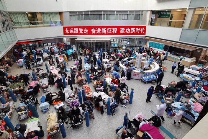 Patients get treated in an emergency room in Shanghai on Jan. 7. Photo: VCG