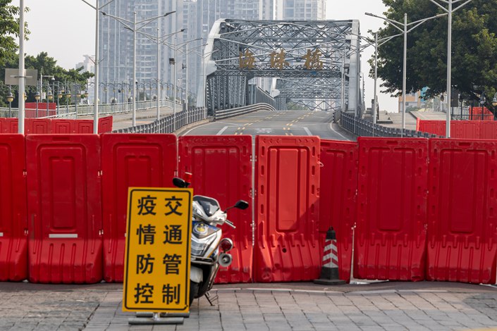 A barricade set up as a Covid control measure blocks traffic on Nov. 11 on the Haizhu Bridge in Guangzhou, South China’s Guangdong province. Photo: VCG