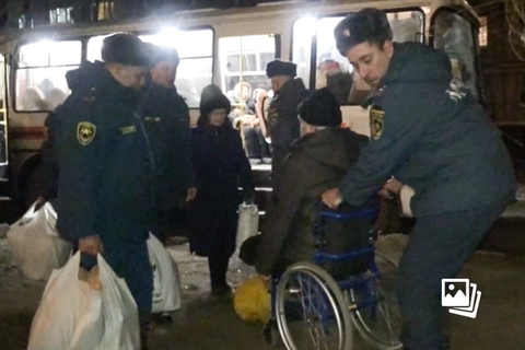 当地时间2023年1月16日，顿涅茨克地区，一名轮椅使用者从乌克兰的索列达尔到达沙赫托尔斯克。顿涅茨克紧急情况部和市政当局已经派出巴士从最近的安全地点接走撤离人员，并将他们送到临时住宿设施。到目前为止，被疏散的人数已达到约250人。俄新社1月15日援引乌克兰“国家”网站的报道称，乌军承认已撤离顿涅茨克小城索列达尔。与此同时，乌克兰总统泽连斯基仍然否认有关索列达尔落入俄军控制的报道，他声称当地的战斗仍在持续。图：视觉中国