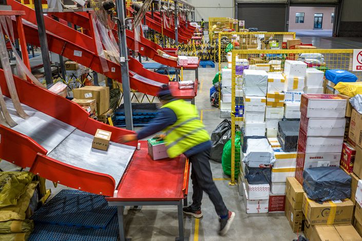 On Jan. 13, in Yuncheng, Shanxi province, staff of SF Express sort parcels on the assembly line. Photo: VCG