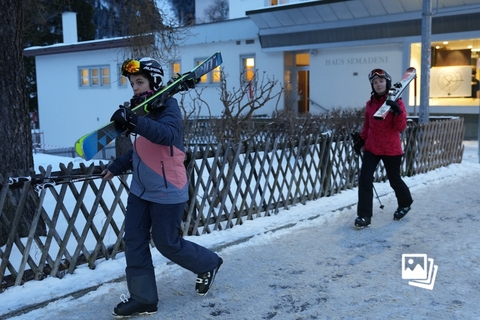 当地时间2023年1月16日，瑞士达沃斯，背着滑雪板的路人从普罗姆纳街经过。达沃斯位于瑞士东南部，是阿尔卑斯山系最高的小镇，二十世纪起，达沃斯成为国际冬季运动中心之一，世界经济论坛等大型会议也在此召开。图：海月（特约）