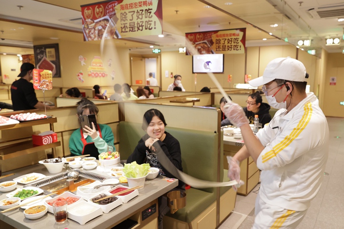 On Jan. 2, consumers dined at a Haidilao hot pot restaurant in Beijing. Photo: VCG