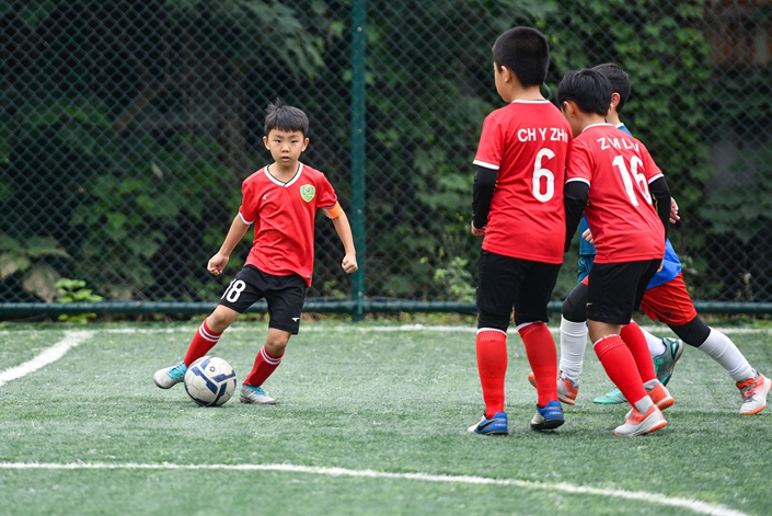 Children from a youth team play soccer at a court in Xi'an on Sept. 24. Photo: VCG