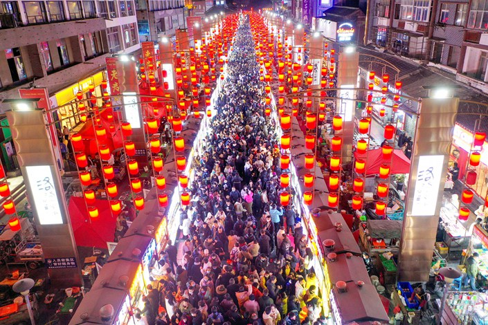 Tourists mob the old city cross street Thursday in Luoyang, Central China’s Henan province. Photo: VCG