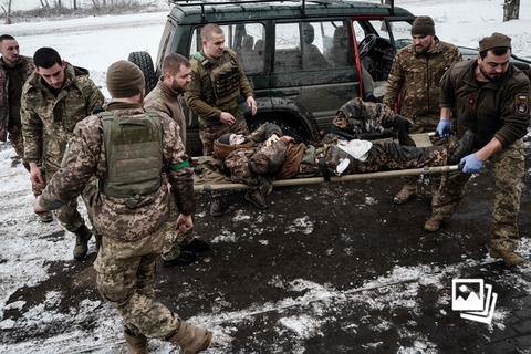 当地时间2023年1月29日，医护人员抬着一名受伤的乌克兰军人将他送往顿涅茨克地区前线附近的医院。俄罗斯国防部2023年1月29日发布战报称，过去一天，俄军在库皮扬斯克、红利曼、顿涅茨克和扎波罗热等方向打击乌军人员及装备。此外，俄军还击落乌军1架米格-29战机、9架无人机。乌克兰武装部队总参谋部29日通报称，乌克兰空军过去一天对俄军人员、防空导弹系统以及军事装备集中区域发动了打击。乌克兰国防部长列兹尼科夫当天表示，乌克兰东线战场局势困难，但仍在乌方控制之下。图：Yasuyoshi Chiba/视觉中国