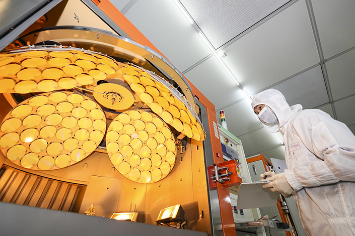 An employee works on a LED epitaxial wafer production line at a factory of Jiangsu Azure Corporation Cuoda Group on March 25 in Huai'an, Jiangsu province. Photo: Bloomberg