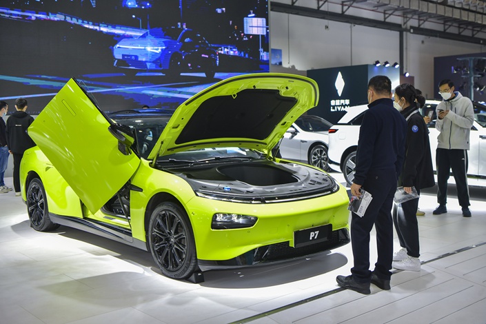 On Jan. 6, at Haikou International New Energy Automobile Exhibition, visitors view new energy vehicle models. Photo: VCG