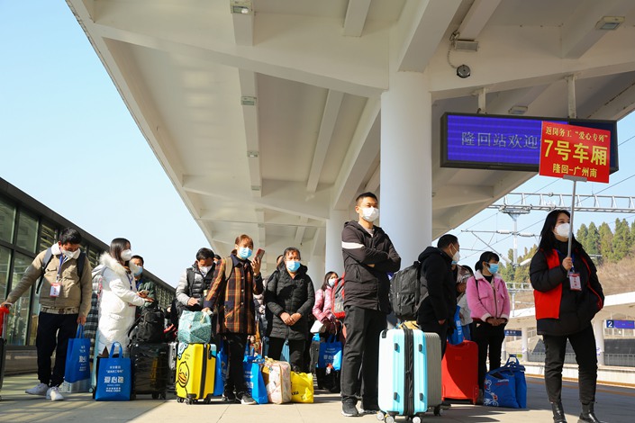 Migrant workers wait for a train Tuesday at Longhui Station in Shaoyang, Central China’s Hunan province. Photo: VCG