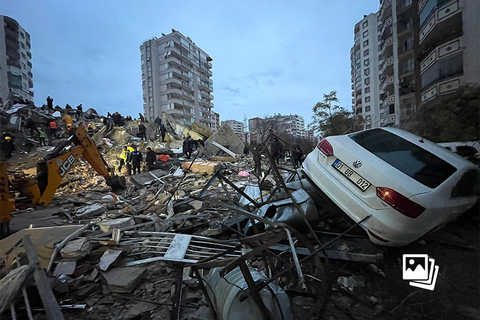 当地时间2023年2月6日，土耳其阿达纳，地震后，当地社区被毁的公寓及损坏的车辆。当地时间6日凌晨4时许，土耳其南部发生7.8级地震，震源深度17.9千米。叙利亚和黎巴嫩等周边多国有震感。土耳其副总统福阿德·奥克塔伊6日表示，地震已在该国造成284人死亡、2300多人受伤。据叙利亚国家电视台6日最新消息，土耳其地震已致叙利亚237人死亡、639人受伤。图：Omer Yildiz/视觉中国