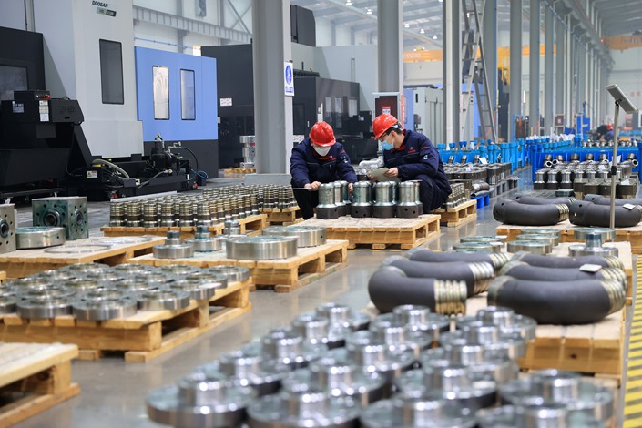 Workers make oil and gas production equipment on Jan. 6 at an industrial park in Dongying, East China’s Shandong province. Photo: VCG