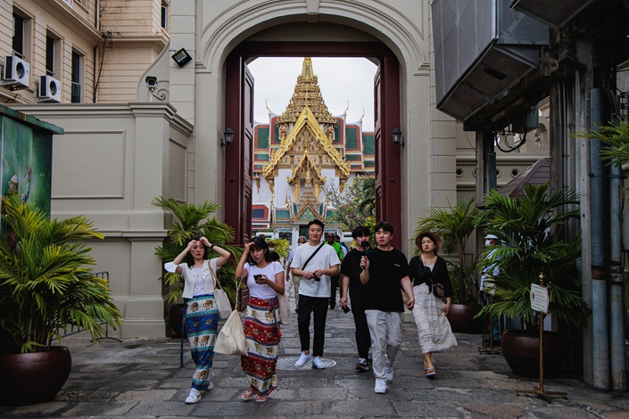 Tourists walk through the gate of Bangkok’s Grand Palace’s on Jan. 10. Photo: VCG