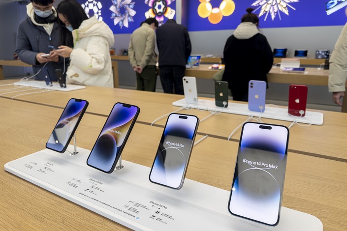 On Dec. 17, 2022, in Shanghai, the iPhone 14 series of mobile phones on show at an Apple store. Photo: IC Photo