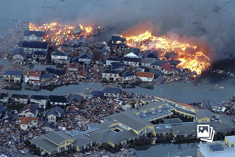当地时间2011年3月11日，日本北部宫城县名取市，强烈地震和海啸袭击当地，房屋被火焰包围。11日下午，福岛县附近海域发生9.0级特大地震，造成约18500人死亡或失踪。地震引发的巨大海啸袭击了福岛第一核电站，造成核电站1至3号机组堆芯熔毁。这是自苏联切尔诺贝利核事故之后最严重的核事故。2023年2月6日，土耳其一天内发生两次7.8级地震，已致土叙两国超8000人遇难。21世纪以来，曾有多国经历强震灾难。图：Yasushi Kanno/视觉中国