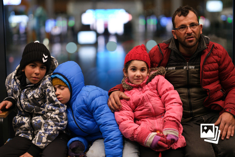 当地时间2023年2月11日，土耳其伊斯坦布尔机场，凌晨2点的伊斯坦布尔寒风刺骨，机场入口处，一对夫妇带着三个孩子蜷缩在长凳上坐着避寒。他从土耳其的阿德亚曼来到此处，11年前，战争导致他流离失所。于是他从叙利亚来到了土耳其，此后他在这里安家落户，然而这次的土耳其地震又让他的家再次夷为平地，这也是他第二次失去自己的家。2月6日，土耳其南部靠近叙利亚边境地区发生两次7.8级地震，截至10日晚间，地震造成土叙两国死亡人数已上升至2.3万。图：财新 丁刚 发自土耳其安卡拉