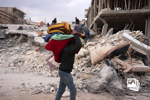 当地时间2023年2月10日，叙利亚阿勒颇，强震后的搜救行动仍在继续。联合国难民署当日发表声明称，近期土耳其发生强震后，叙利亚境内流离失所的人数将急剧增加，预计530万叙利亚民众将在地震过后流离失所。图：视觉中国