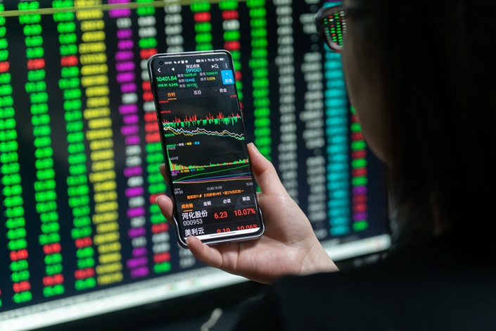 An investor checks stock prices in Shanghai on Oct. 28. Photo: VCG