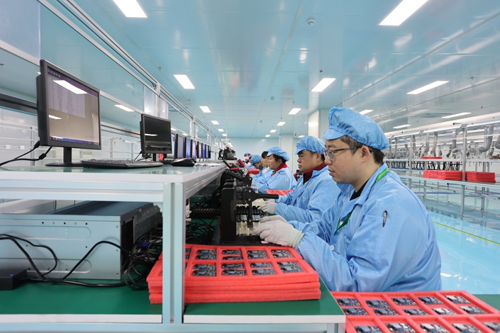 Workers fill orders on a smart production line at an electronics company workshop in Jiujiang, Jiangxi province, Feb. 10. Photo: VCG