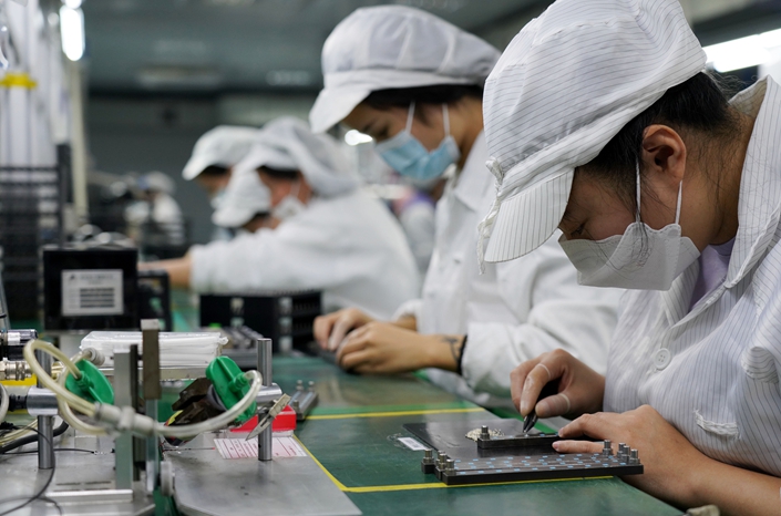 Workers fill orders on Dec. 12 on an electronics production line in Yueqing, East China’s Zhejiang province. Photo: VCG