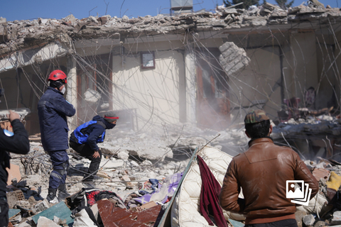 当地时间2023年2月14日，土耳其哈塔伊省省会安塔基亚，一处救援现场，北京平澜救援队员在废墟中搜寻幸存者。该区域居住的大部分是叙利亚人，家属称共有9人被埋在倒塌的楼里，此时距离地震发生已过去8天。截止当晚，现场只找到4具遗体。图：财新 丁刚 发自土耳其安塔基亚