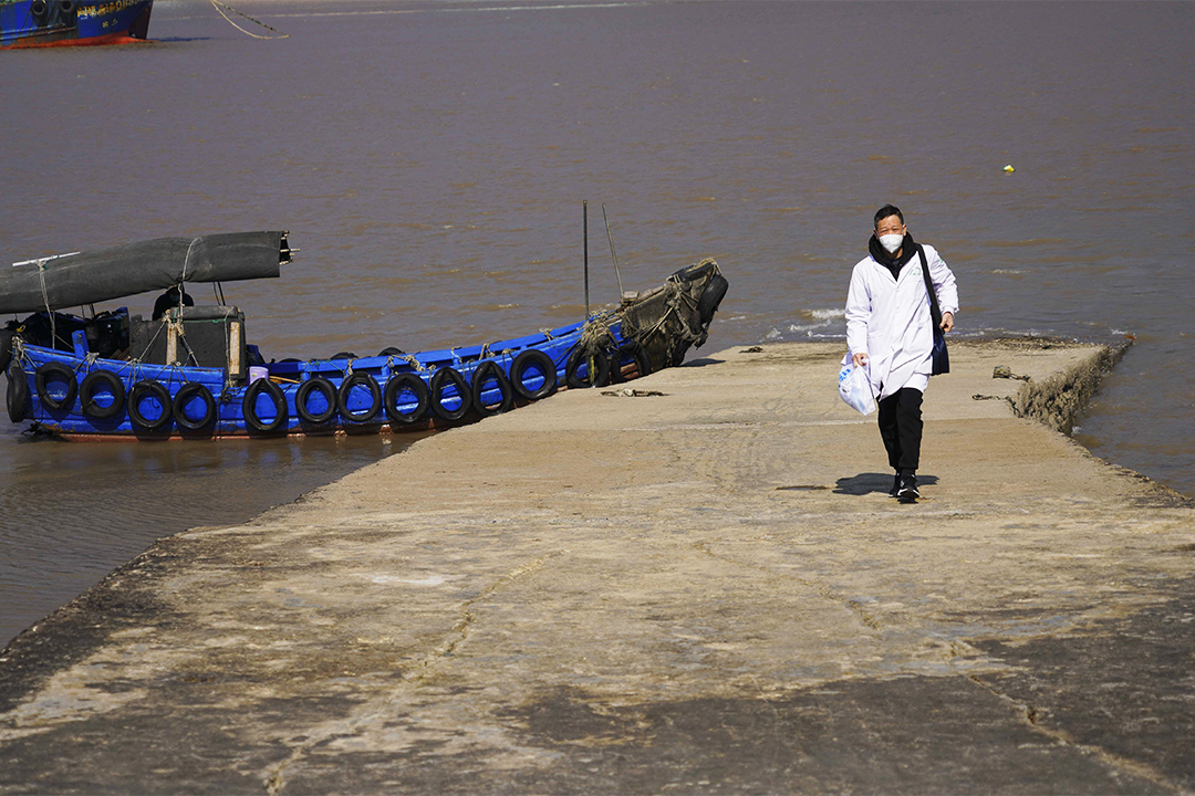 On Jan. 18, in Wenzhou, Zhejiang Province, a family doctor with a medical service package arrives at Nanguan Island to check the health of the elderly. Photo: VCG