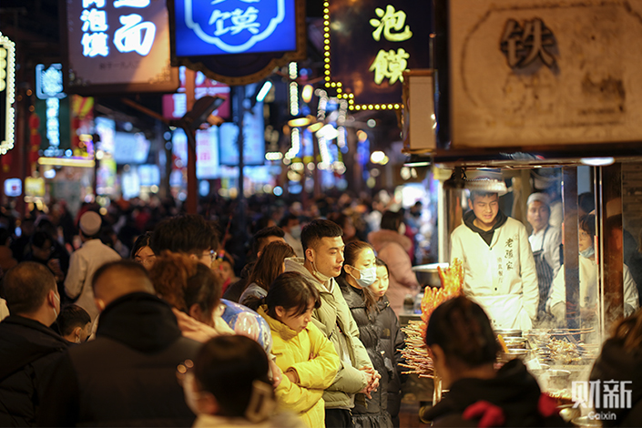 Visitors line up to buy meat skewers on Jan. 31 in Xi’an, Northwest China’s Shaanxi province. Photo: Caixin