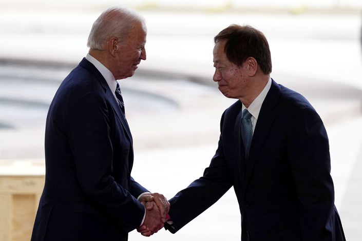 U.S. President Joe Biden shakes hands on Dec. 6 with TSMC Chairman Mark Liu as the two meet on stage after touring the company’s facility in Phoenix in the U.S. state of Arizona. Photo: VCG