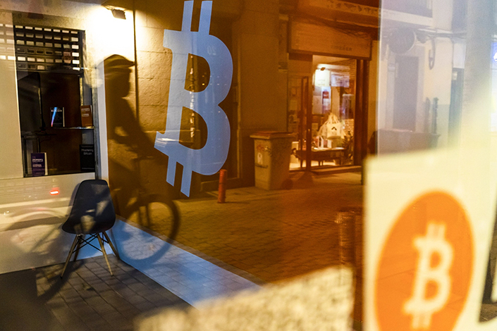 A Bitcoin logo inside a cryptocurrency kiosk in Madrid, Spain, on Thursday, March 17, 2022. Photo: Bloomberg