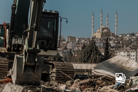 当地时间2023年2月26日，土耳其卡赫拉曼马拉什，受损建筑和清真寺。土耳其南部靠近叙利亚边境地区6日发生强烈地震，目前土叙两国地震死亡人数超过5万。土耳其官方数据显示，超过16万栋建筑在地震中倒塌或严重受损，其中包括52万套公寓房屋。土耳其司法部长贝基尔•博兹达2月25日在土耳其东南部城市迪亚巴克尔举行的新闻发布会上说，针对大量建筑在地震中倒塌一事已扩大调查，检方和警方就建筑倒塌案调查超过600人，逮捕包括承包商在内的184名嫌疑人。图：Aziz Karimov/视觉中国