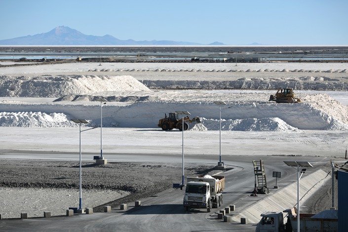 Trucks and tractors transport the raw material extracted from the salt recovery pools to be processed in the lithium pilot plant at the Llipi pilot Plant in the Uyuni Salt Flats on Aug. 13, 2022 in Uyuni, Bolivia. Photo: VCG