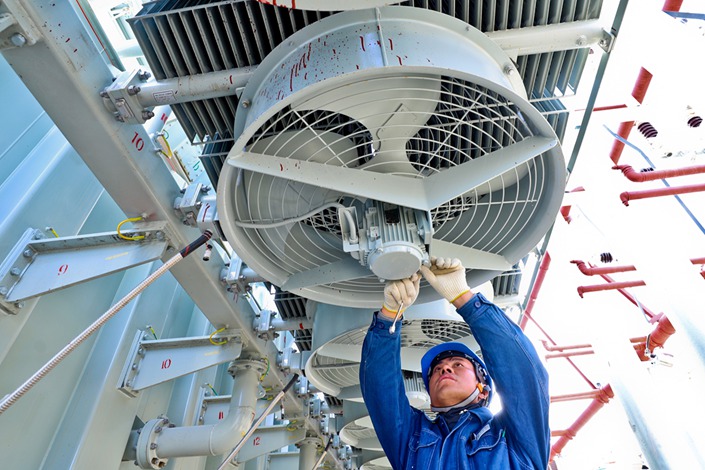 A worker installs equipment at a wind power plant on March 1 in Gaotai, Northwest China’s Gansu province. Photo: VCG